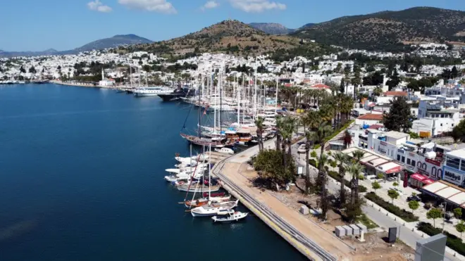 İngiltere hükümeti bazı ülkelerle seyahat koridoru açmaya hazırlanırken İngiliz basınında Türkiye turizm sektöründe talep edilen fahiş fiyatlara dikkat çekiliyor.