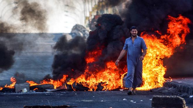 المتظاهرون أغلقوا طريقا يربط بين البصرة والعاصمة بغداد