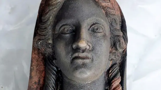 A female statue found during the discovery