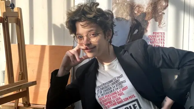 La escritora Elizabeth Duval posa en un atelier.