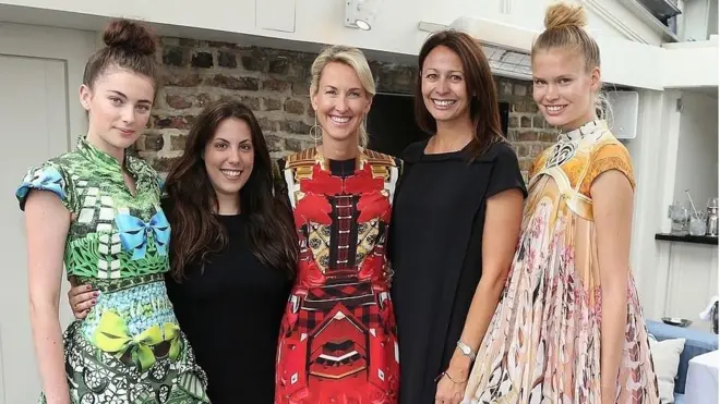 英国品牌玛丽·卡特兰佐（左二）与设计师的平面圣诞树礼服（左一）