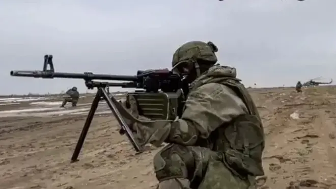 सैन्य अभ्यास करते रूसी सैनिक ( फाइल फोटो)