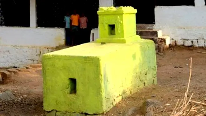 રાયલસીમામાં આવેલા આય્યાકોંડા ગામમાં દરેક ઘરની સામે એક કબર બનેલી છે.