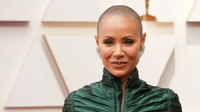 Jada Pinkett acudió a la ceremonia de los Oscar con la cabeza completamente rapada