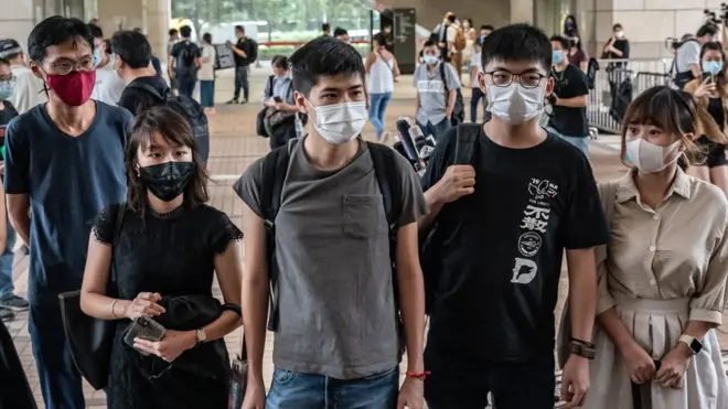 梁凯晴（左二）、岑敖晖（中）、黄之锋（右二）、与袁嘉蔚（右一）被判监4至10个月。（资料图片）