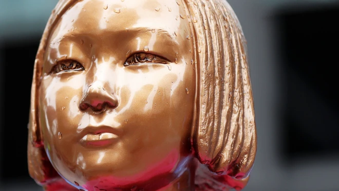 서울 종로구 옛 일본대사관 앞에 있는 소녀상