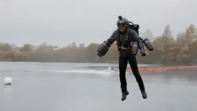 Британец Ричард Браунинг сам изобрел "костюм Железного человека", а теперь попал и в Кингу рекордов Гиннесса