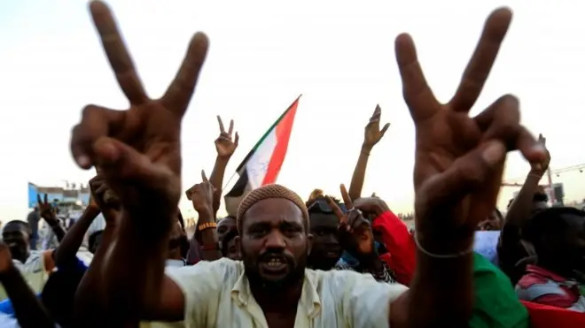 متظاهرون سودانيون
