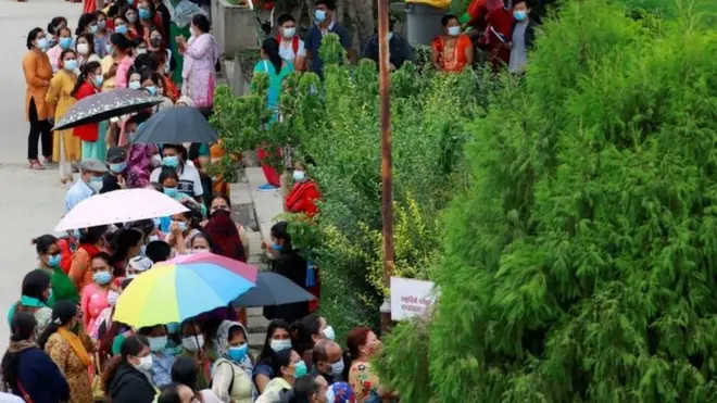 खोप लगाउने ठाउँहरूमा जनस्वास्थ्य मापदण्ड पालना नगरिएका भन्दै चिन्ता प्रकट भइरहेका छन्
