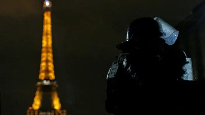 بدأت احتجاجات "السترات الصفراء" على ارتفاع ضرائب الوقود ، ثم تطورت لتشمل الاعتراض ارتفاع الاسعار وتكاليف المعيشة