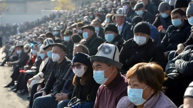 Ош шаарынын стадионунда Садыр Жапаров менен жолугууга эл көп келди