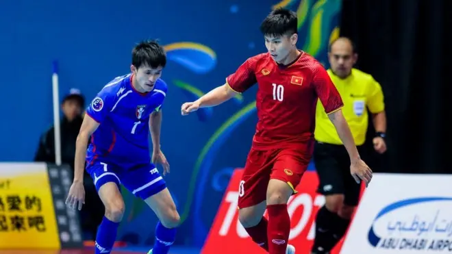 Cầu thủ VN (áo đỏ) và Đài Loan trong một trận đấu giải AFC 2018