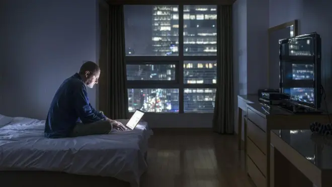 Mesajlaşma və Facebook-da bəyənmə mədəniyyətimiz bizdə dərhal cavab alma vərdişi yaradıb