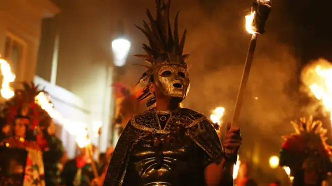 Участники шествия не ограничиваются костюмами эпохи начала XVII века