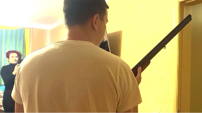 Ймовірно убитий чоловік і його дружина у своїй квартирі