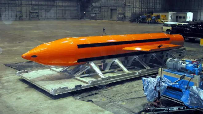 "مادر همه بمب‌ها" آماده پرتاب آزمایشی در فلوریدای آمریکا سال ۲۰۰۳ میلادی