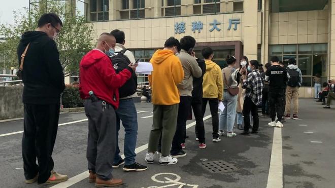 中国东部的义乌市已开始向公众提供新冠病毒疫苗。BBC记者现场直击当地数百名居民在社区医院外排队，缴钱后便可以注射。