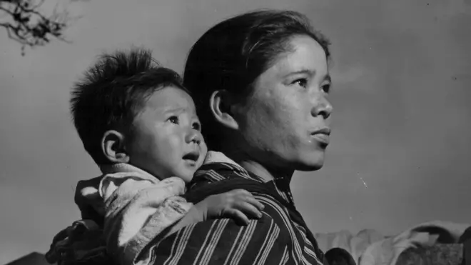 Người mẹ Okinawa và con