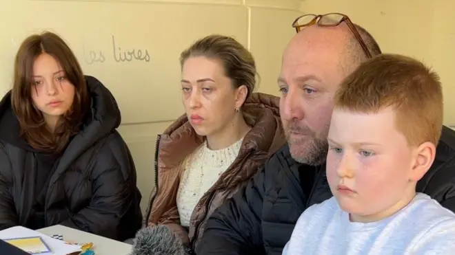 La familia Raminishvili intenta ingresar a Inglaterra. La mirada de María, la madre, "delata una travesía infernal que aún no termina".