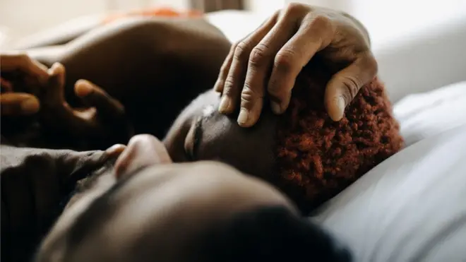 Nwoke na nwaanyị nọ n'elu akwa