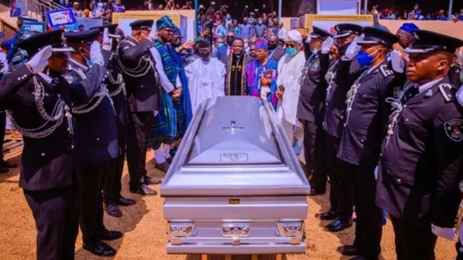 Akala wọ kaa ilẹ pẹlu isin idagbere ẹlẹyẹ nla