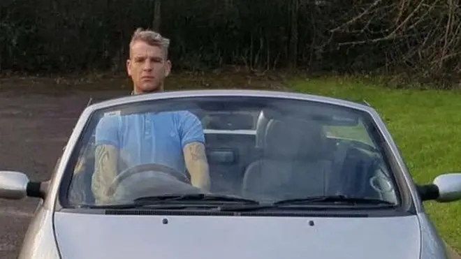 Рост Адама Эллиотта - 2 метра. Когда он находится за рулем Ford Ka, кажется, что он привстал с водительского кресла