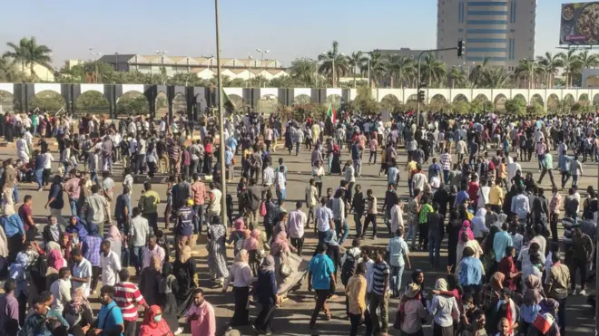 Des manifestants réunis devant l'état-major de l'armée soudanaise à Khartoum, samedi 6 avril