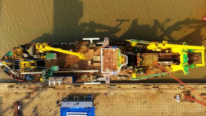 اس بحری جہاز کا نام ہے ٹیان کن ہاؤ۔ جسے چینی روایات میں ایک دیو ہیکل مچھلی سمجھا جاتا ہے جو کہ ایک پرندے میں بھی تبدیل ہوجاتی ہے۔