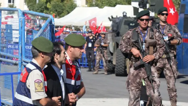 من بين المطلوبين جنود في الخدمة بالجيش التركي