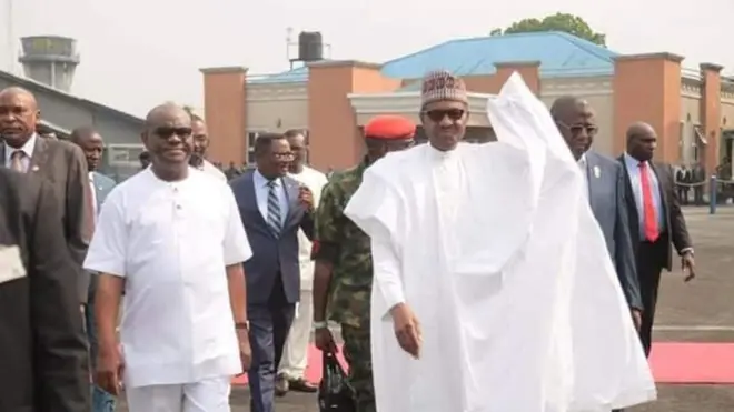 Rivers state Govnor Nyesom Wike receive oga Buhari as im land Port Harcourt for di campaign.