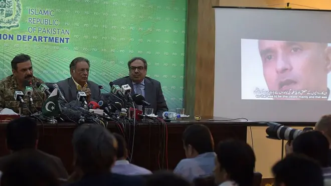 انڈین نیوی کے افسر کلبھوشن یادو جن کو گذشتہ سال مارچ میں بلوچستان سے گرفتار کیا گیا تھا