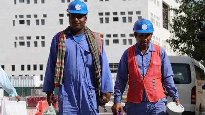 انسانی حقوق کی تنظیموں کا کہنا ہے کہ سخت اور مشکل حالات کے باعث کئی مزدور ہلاک ہو چکے ہیں