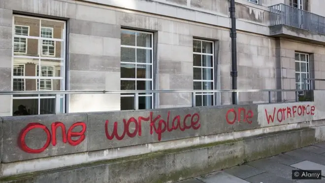 지속적인 고통을 주는 일상생활 속 미세한 차별