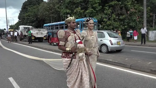 اس ساڑھی کو بنانے والی فنکار کا دعویٰ ہے کہ یہ دنیا کی طویل ترین ساڑھی ہے