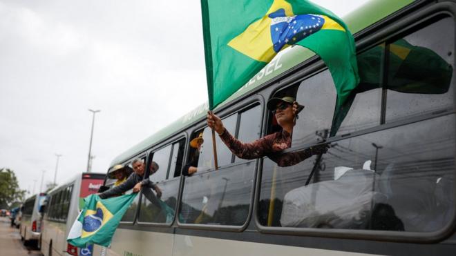 ônibus com apoiadoresbet bwinBolsonaro e bandeira do Brasil