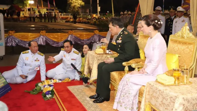 พระบาทสมเด็จพระเจ้าอยู่หัว และสมเด็จพระนางเจ้า ฯ พระบรมราชินี ทอดพระเนตรทัศนียภาพบริเวณสระบ่อดินขาว โดยมี พลเอก ประยุทธ์ จันทร์โอชา นายกรัฐมนตรี เฝ้าฯรับเสด็จ ณ สระบ่อดินขาว ตำบลพรหมนิมิต อำเภอตาคลี จังหวัดนครสวรรค์ 24 พ.ย. 2563