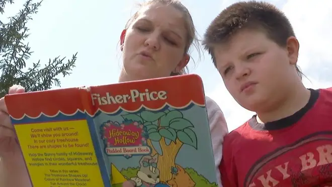 Peggy Flemming lee con su hijo en Estados Unidos