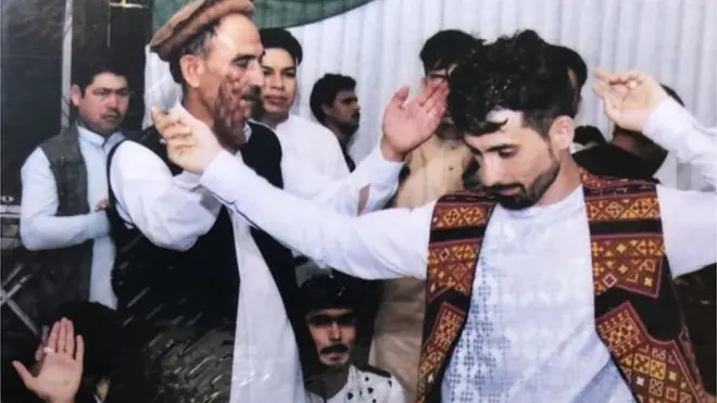 بم چلنے سے تھوڑی دیر پہلے میر واعظ اپنی شادی پر رقص کرتے ہوئے