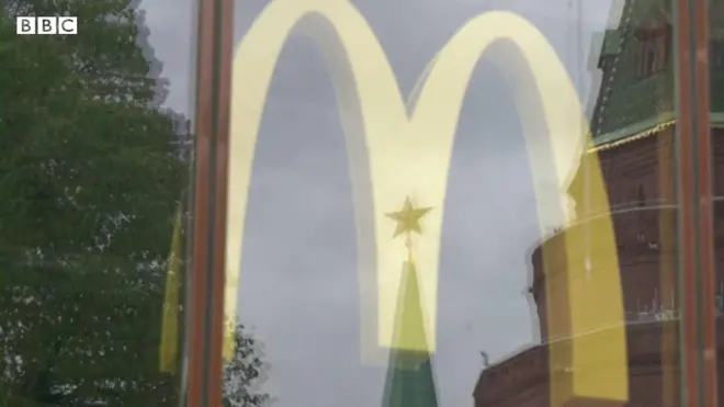 マクドナルド プレイスマット モスクワ店 ロシア版マクドナルド、営業開始 新店名は「おいしい、それだけ