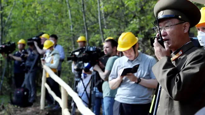 2018년 북한 핵무기연구소 관계자들이 함경북도 길주군 풍계리 핵실험장 폐쇄를 위한 폭파 작업을 했다. 핵무기연구소 관계자가 갱도 폭파에 앞서 무선 교신을 하고 있다