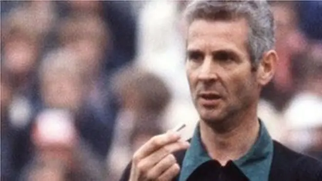 والٹر ایشوائلر 1982 کے ورلڈ کپ میں میں ریفری کے فرائض سرانجام دیتے ہوئے۔