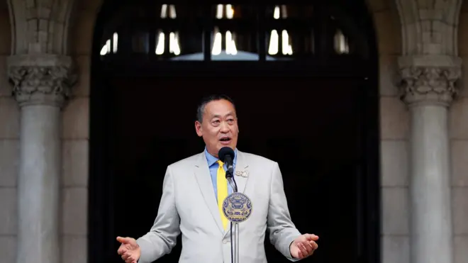 泰國總理賽塔在政府大樓前召開記者會