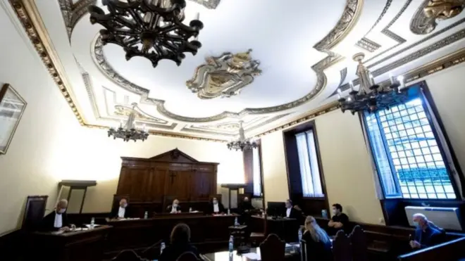 شهدت جلسة الاستماع، التي استغرقت ثماني دقائق في قاعة محكمة صغيرة، قراءة التهم الموجهة للرجلين