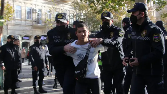 Bu gün AXCP üzvü Saleh Rüstəmlinin həbsdən azad olunması üçün Bakının mərkəzində etiraz aksiyası keçirilib