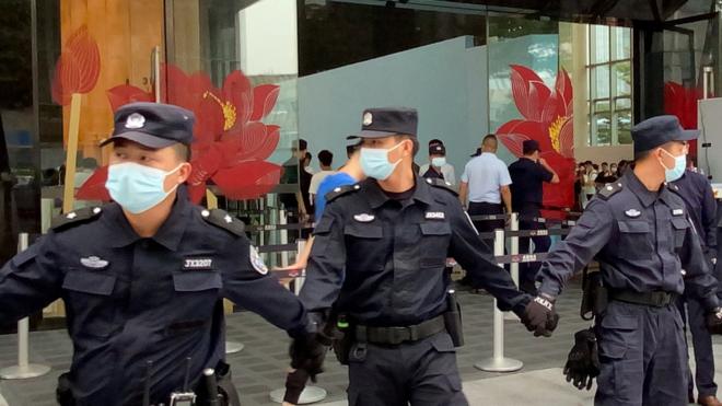 保安员拉起封锁线围封恒大集团深圳总部入口（13/9/2021）