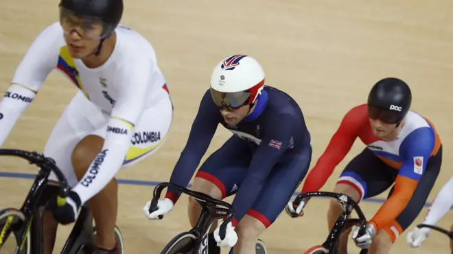 El colombiano Fabián Puerta (al frente) reclamó que no hayan sido descalificados los infractores, como el británico Jason Kenny (centro) que ganó el oro.