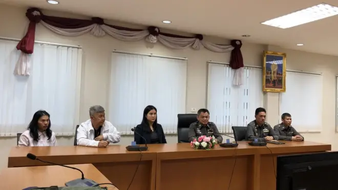 นางสุกัลยา มารดา (ซ้ายสุด) นายพิเชษฐ บิดา (คนที่ 2 จากซ้ายมือ) และ น.ส.สุพิชา ตัญกาญจน์ พี่สาว (คนที่ 3 จากซ้ายมือ) เข้าพบตำรวจ สภ.เมืองนครนายก