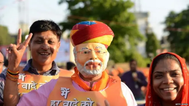 મોદીના સ્વાંગમાં એક કાર્યકરની તસવીર