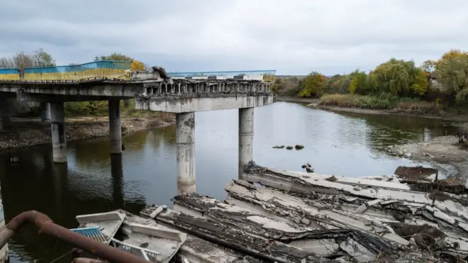 Зруйнований міст у селі Велика Олександрівка на Херсонщині, яку наприкінці жовтня звільнили ЗСУ