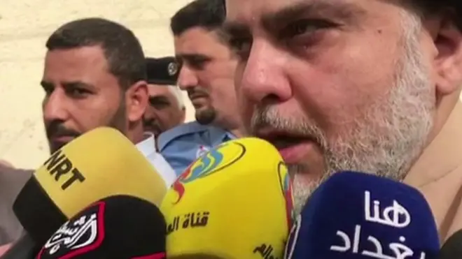 زعيم التيار الصدري مقتدى الصدر بصوته في الانتخابات البرلمانية العراقية الأولى بعد هزيمة تنظيم ما يعرف باللدولة الإسلامية. وقال إنه "سائر نحو التغيير وتكوين حكومة قوية وأبوية".